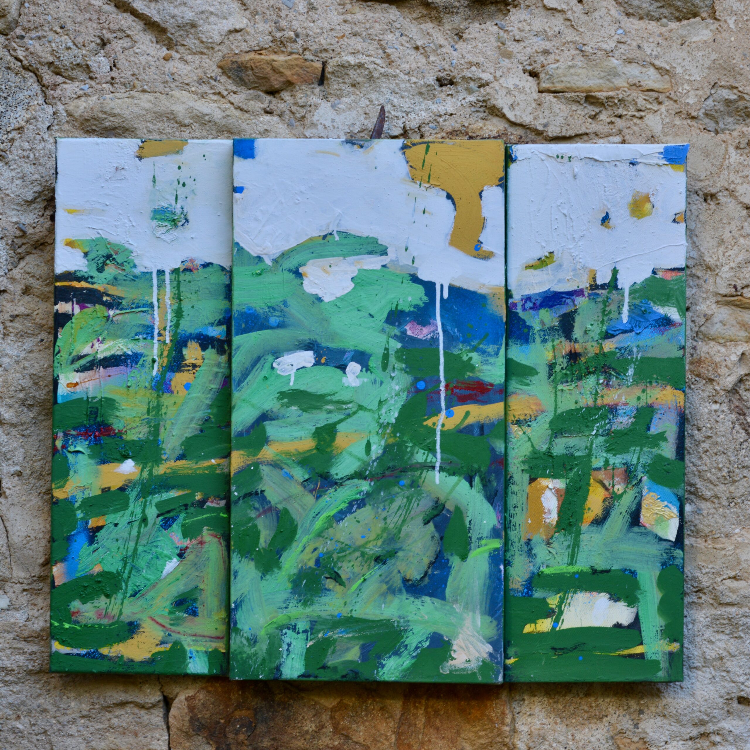 tableau_coloré_sur_mur_de_pierres_jpg